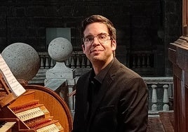 El organista Samuel Maíllo en la consola del Amezua catedralicio.