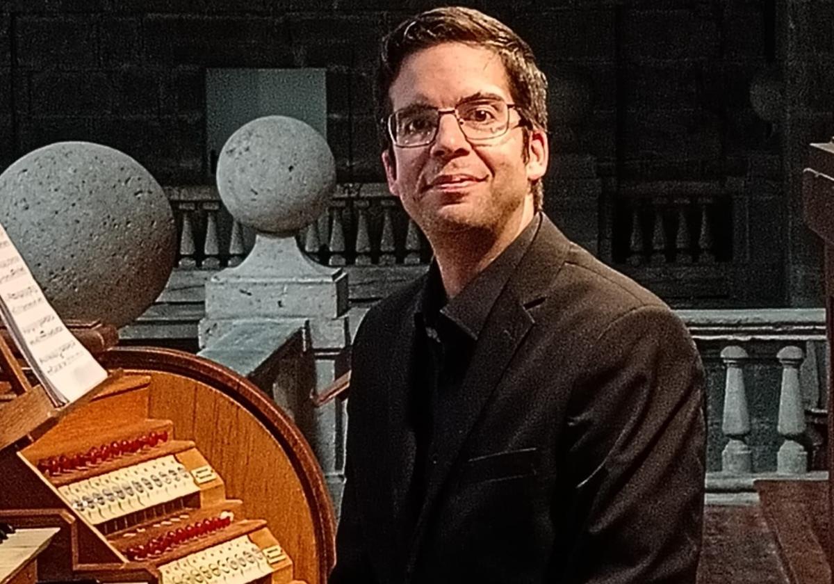 El organista Samuel Maíllo en la consola del Amezua catedralicio.