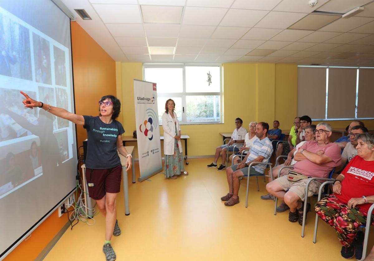 La profesora Irene Ruano explica el contenido del programa a los participantes.