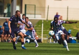 Sylla controla la pelota durante el amistoso disputado este martes en la Ciudad Deportiva de Las Rozas entre el Real Valladolid y el Pafos chipriota