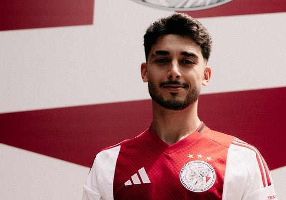 Raúl Moro posa con la camista del Ajax de Ámsterdam