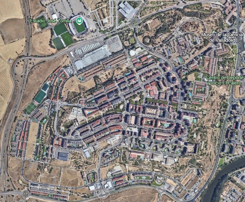 Imagen después - Evolución del barrio desde el año en que se abrió por primera vez el bar Amanecer, en abril de 1992 (marcado con un aspa roja).