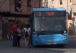 Autobús de la línea 2 en la plaza del barrio de San Lorenzo.