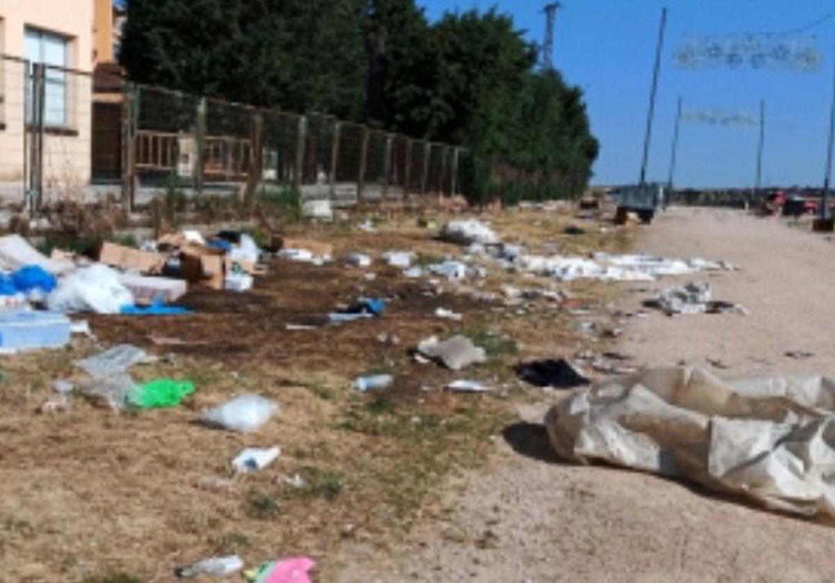 Basura junto al colegio Eresma tras la celebración de las ferias el pasado mes de junio.