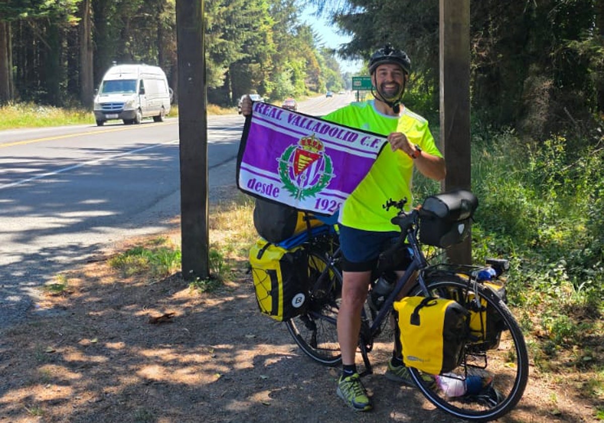 Gerardo Gallego, vallisoletano del barrio de Pajarillos, posa en junto con la bandera del Real Valladolid en una de las paradas de su ruta de más de 4.000 kilómetros por EE UU.