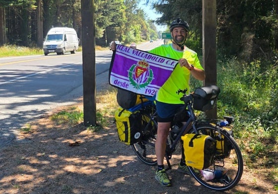 Gerardo Gallego, vallisoletano del barrio de Pajarillos, posa en junto con la bandera del Real Valladolid en una de las paradas de su ruta de más de 4.000 kilómetros por EEUU.