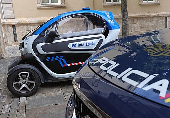 Imagen de archivo de un vehículo de la Policía Local y Nacional.