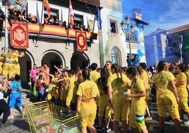 Multitud de personas asisten a una de las fiestas veraniegas de El Espinar.