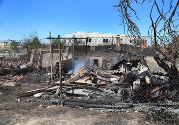 Extensa humareda al arder un almacén junto a la esclusa 33 en Villamuriel