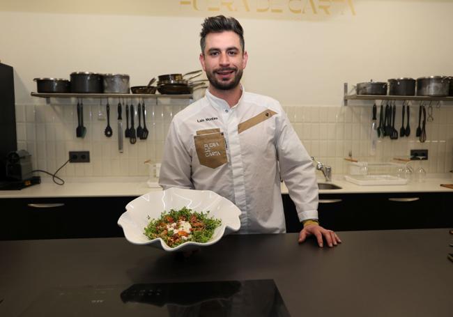 El chef Laín Montes mostrando su ensalada recién preparada