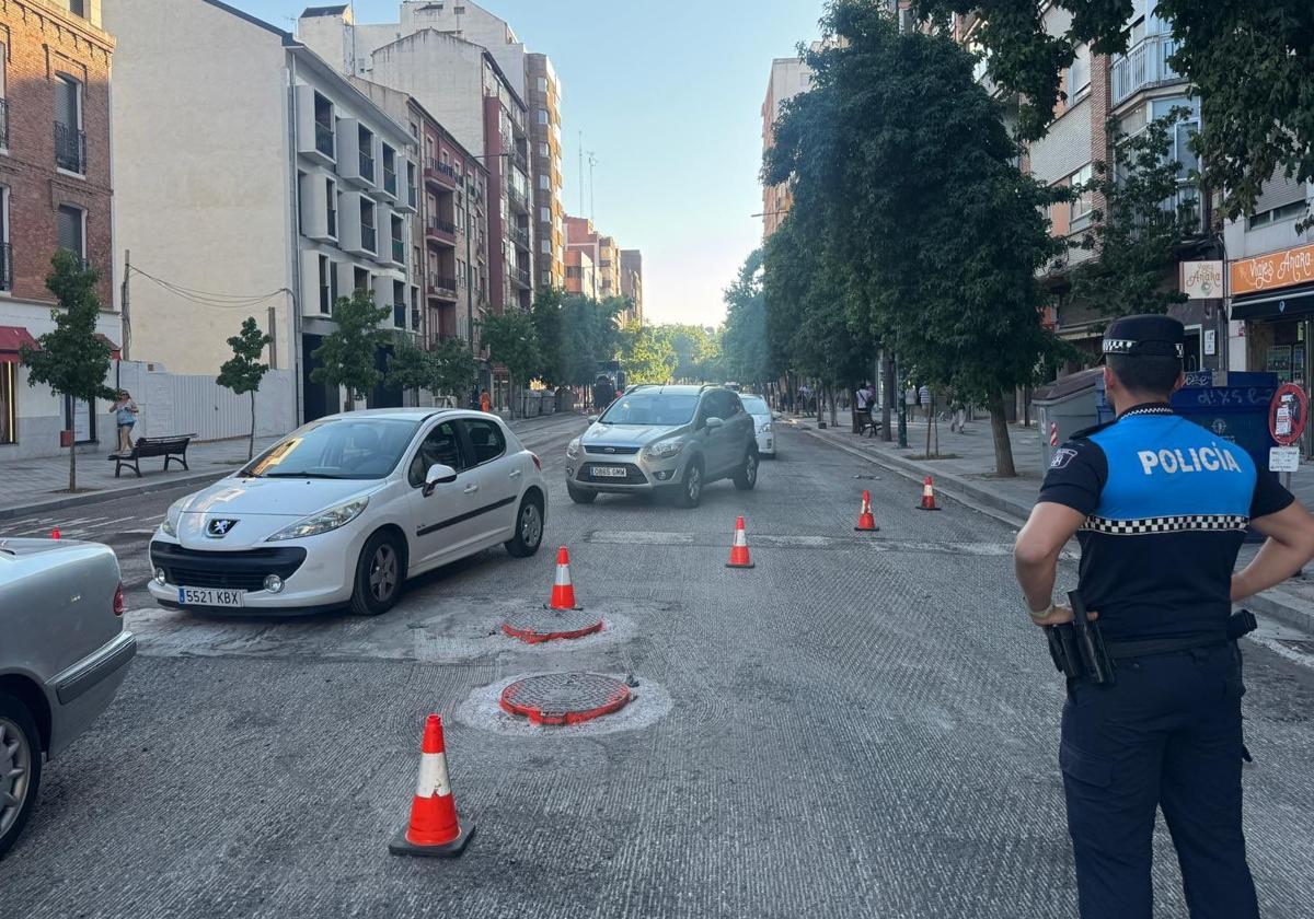Trabajos de fresado de la calzada en la calle Puente Colgante.