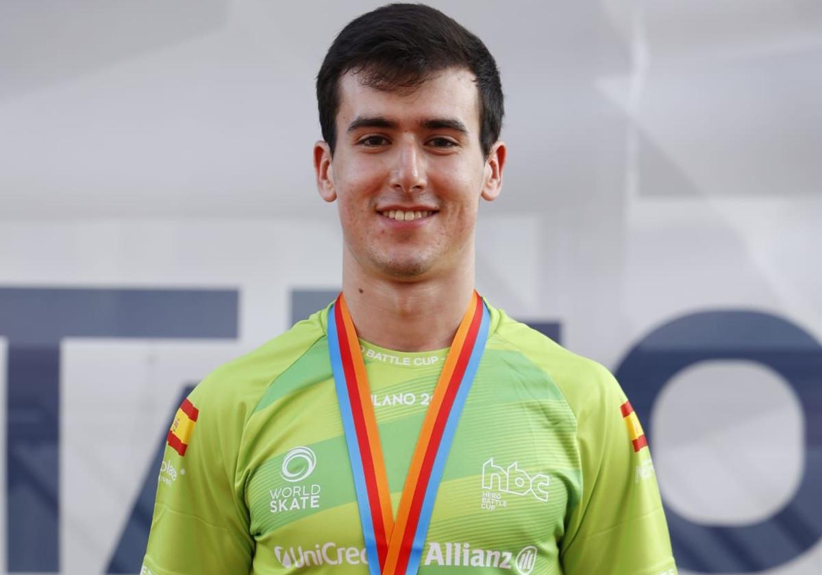 Álvaro Nieto con la medalla de bronce en Milán.