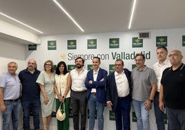 El nuevo presidente del Aula, Juan Ignacio Hernández (en el centro con los brazos cruzados y americana azul), con la nueva junta directiva.