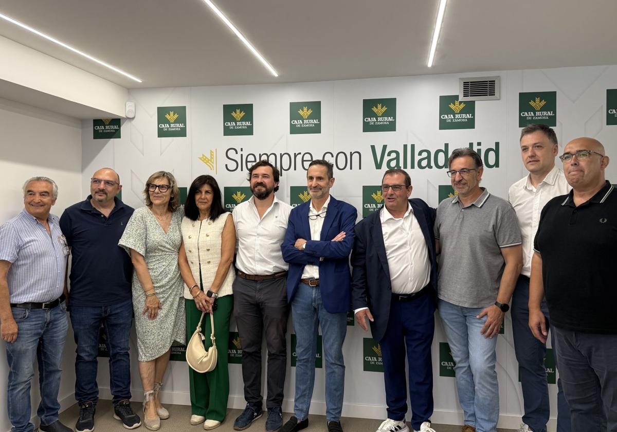 El nuevo presidente del Aula, Juan Ignacio Hernández (en el centro con los brazos cruzados y americana azul), con la nueva junta directiva.