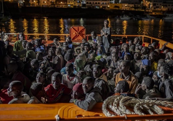 Inmigrantes subsaharianos en Puerto del Rosario (Fuerteventura) tras ser rescatados de una patera.