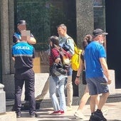 Pareja de agentes en la puerta del Ayuntamiento de León en la avenida de Ordoño II.