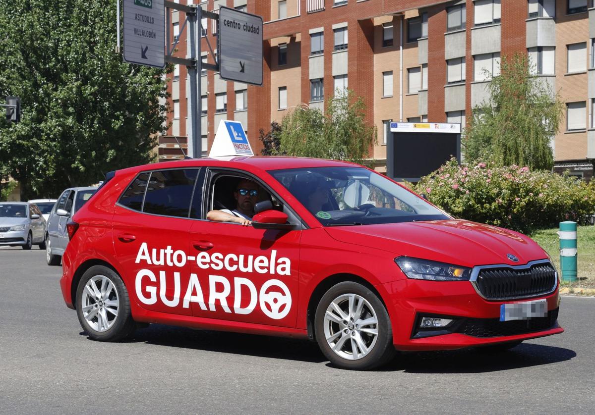 Un vehículo de autoescuela realiza prácticas por Palencia este miércoles.