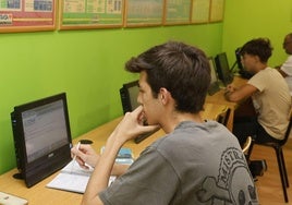 Varios alumnos, en clase teórica en una autoescuela de Palencia.