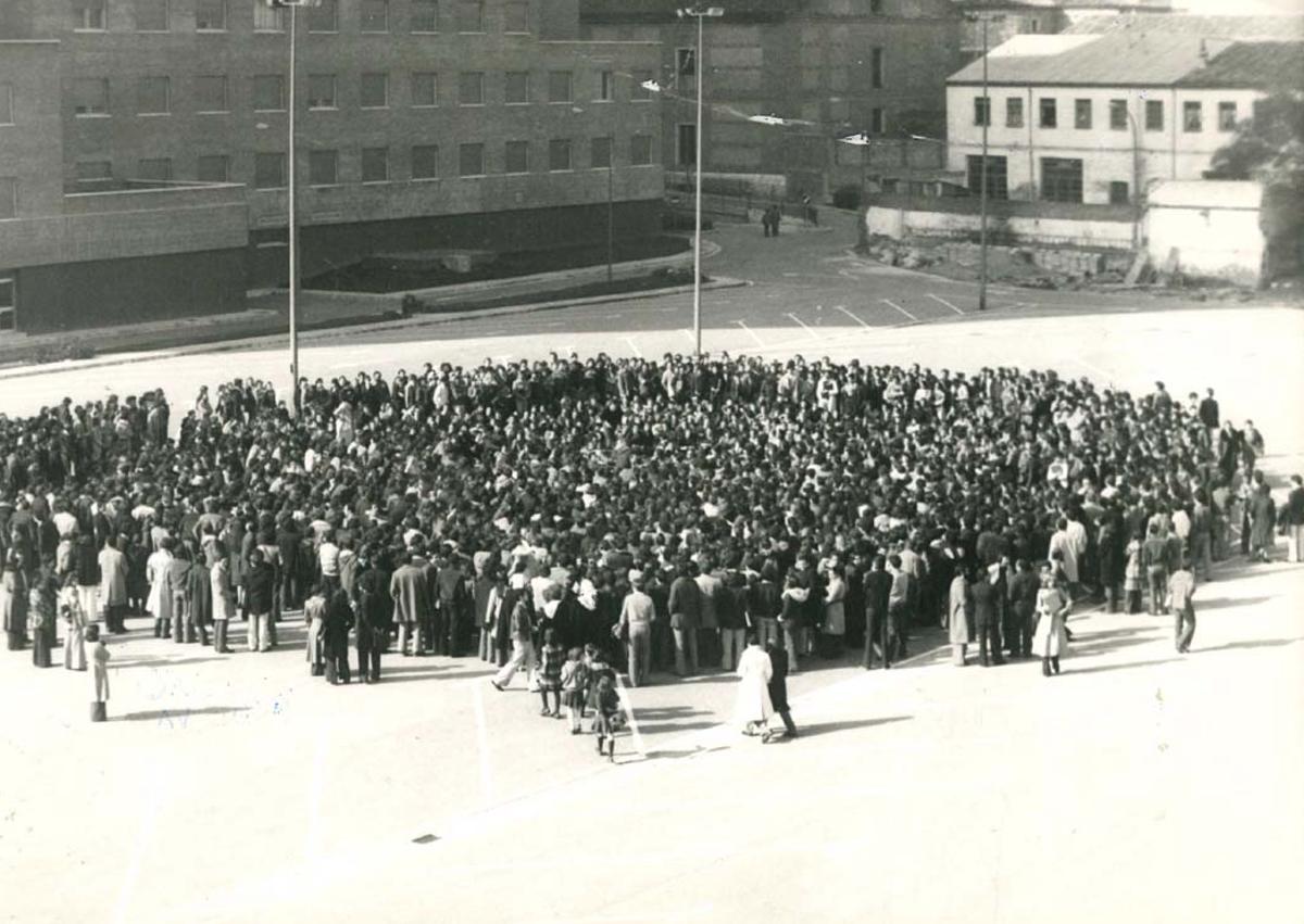 Imagen secundaria 1 - 1) Construcción del Hospital Clínico en 1971. 2) Concentración de estudiantes de Medicina en 1976 en el Clínico 3) El Hospital Clínico, ya construído al completo, en el año 1977, aunque su inauguración fue un año después.