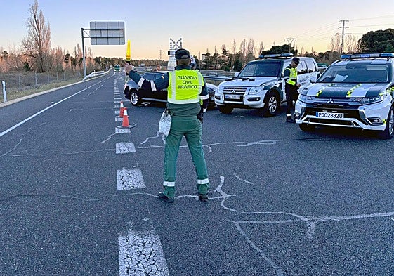 Agentes de la Guardia Civil en un control realizado en una carretera de Segovia.