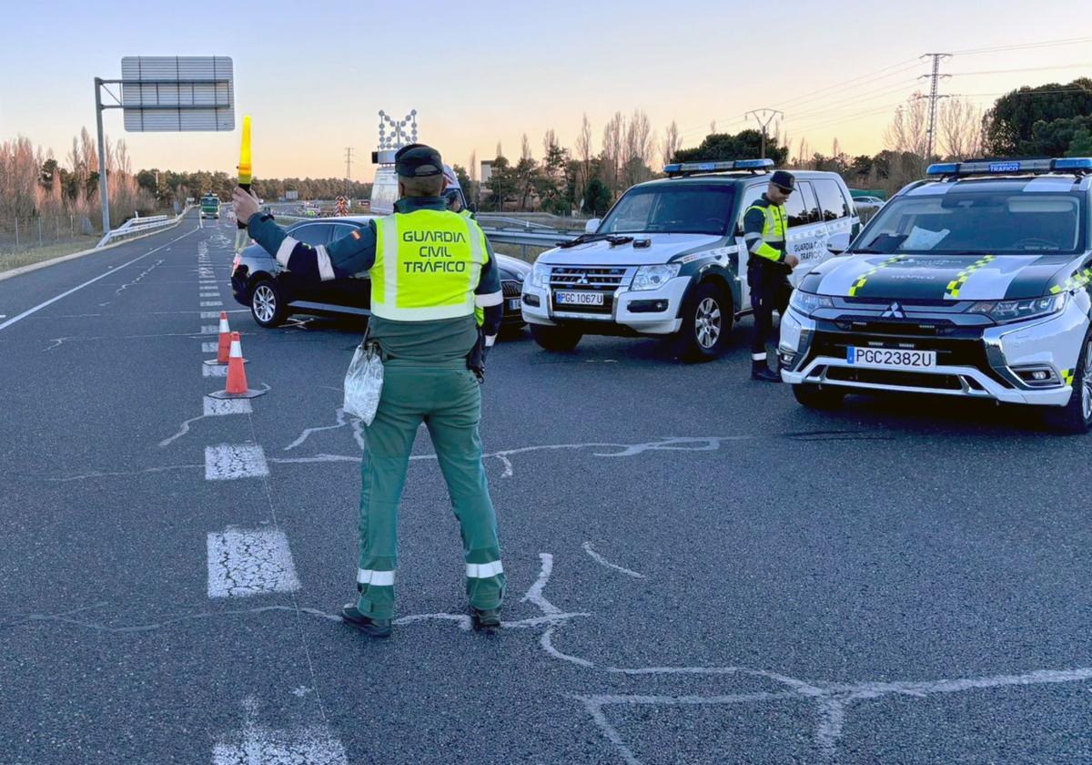 Agentes de la Guardia Civil en un control realizado en una carretera de Segovia.