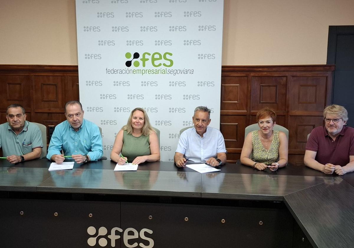 Representantes sindicales y de la asociación empresarial, tras la firma del convenio.