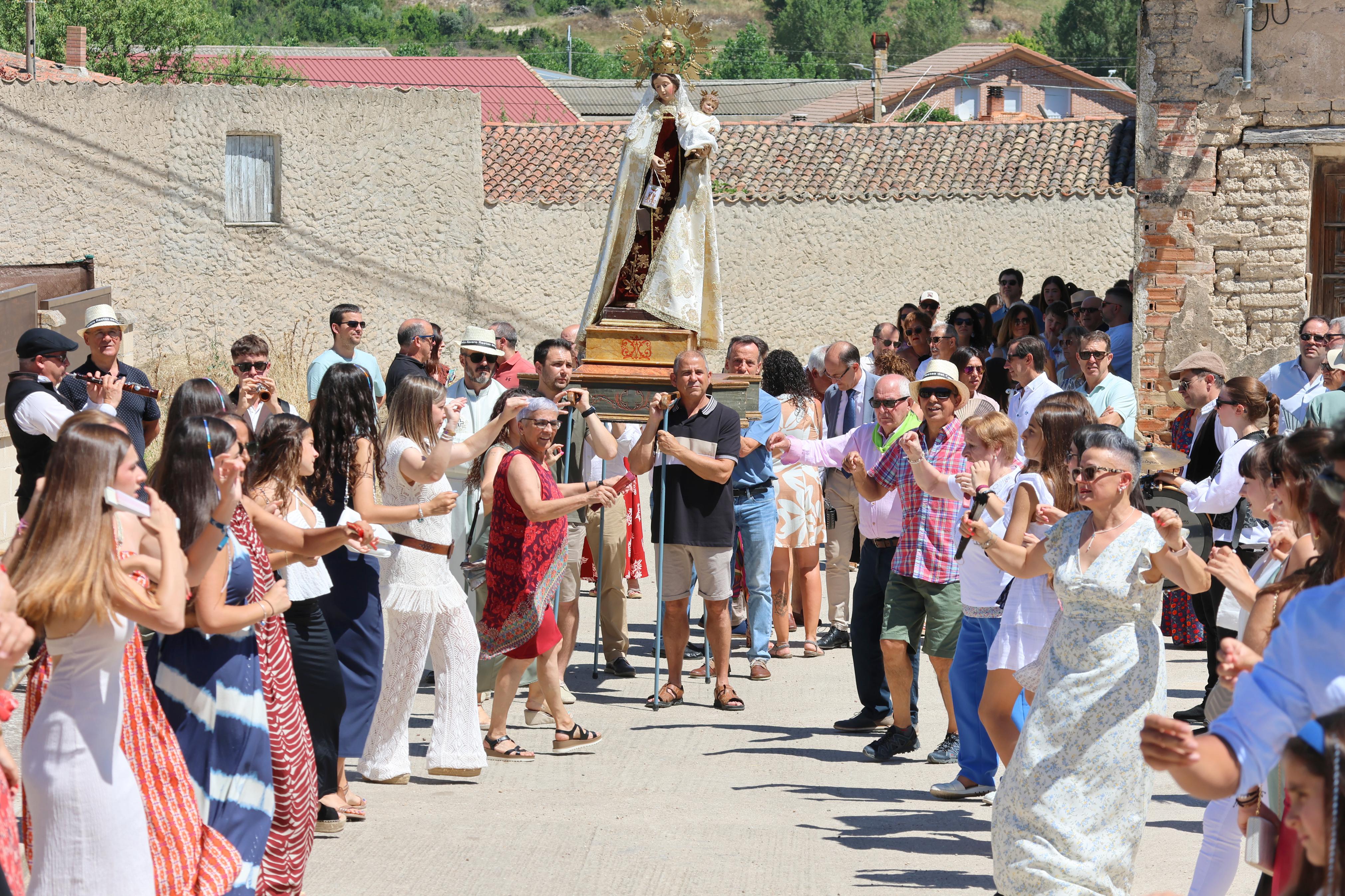 Cevico Navero se rinde a la Virgen del Carmen