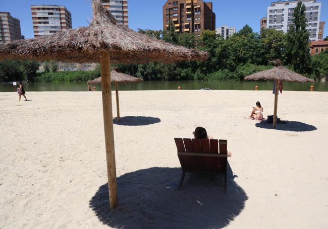 Carmen Muñoz descansa en las hamacas.
