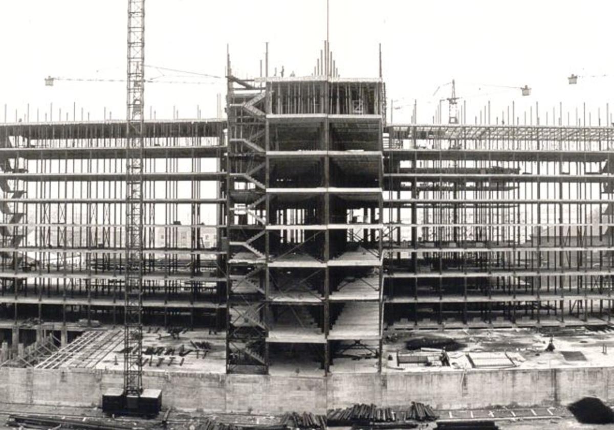 Imagen principal - 1) Construcción del Hospital Clínico en 1971. 2) Concentración de estudiantes de Medicina en 1976 en el Clínico 3) El Hospital Clínico, ya construído al completo, en el año 1977, aunque su inauguración fue un año después.