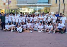 Participantes en el intercambio, junto a las autoridades locales.