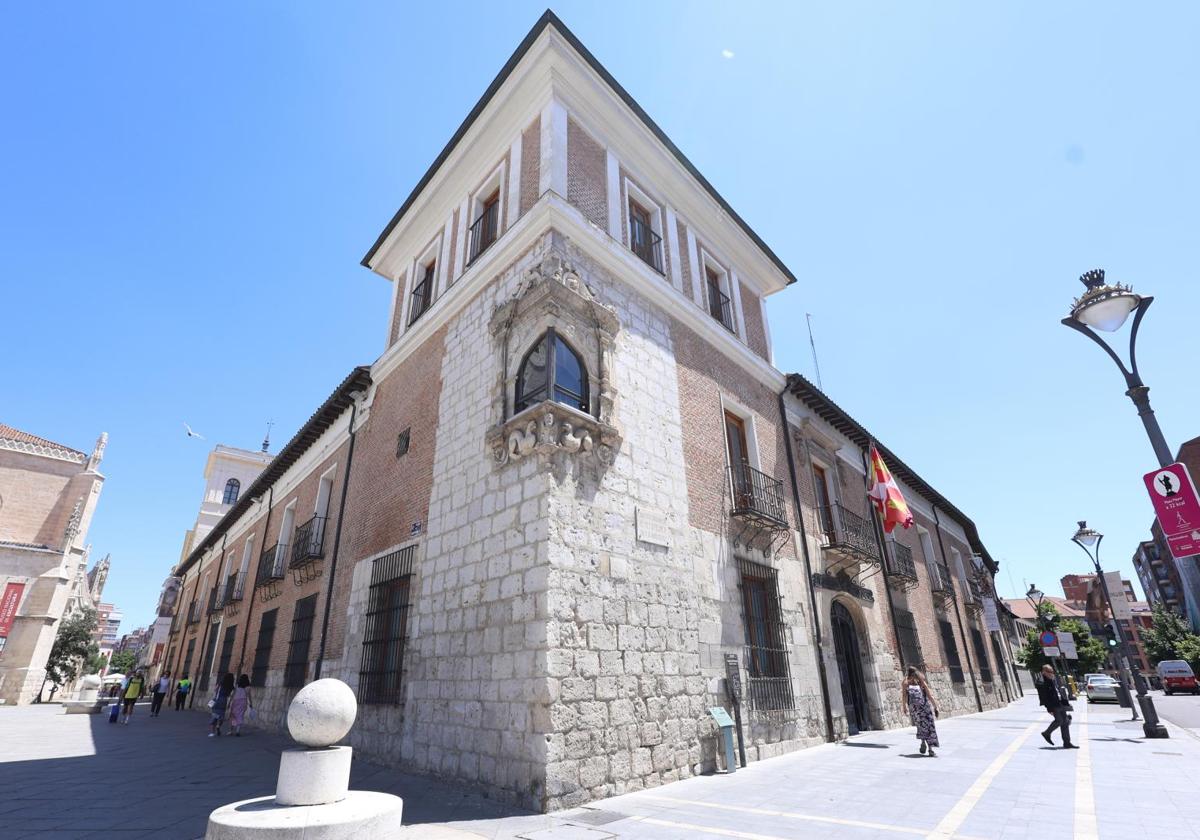 Esquina del Palacio de Pimentel, con su singular ventana, en la calle Angustias.