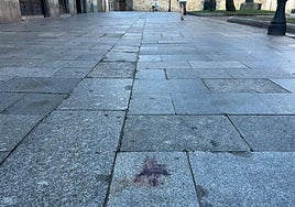 Zona de la calle Bordadores donde fue apuñalado el hombre en Salamanca esta pasada madrugada, con marcas aún visibles de sangre tras el suceso.