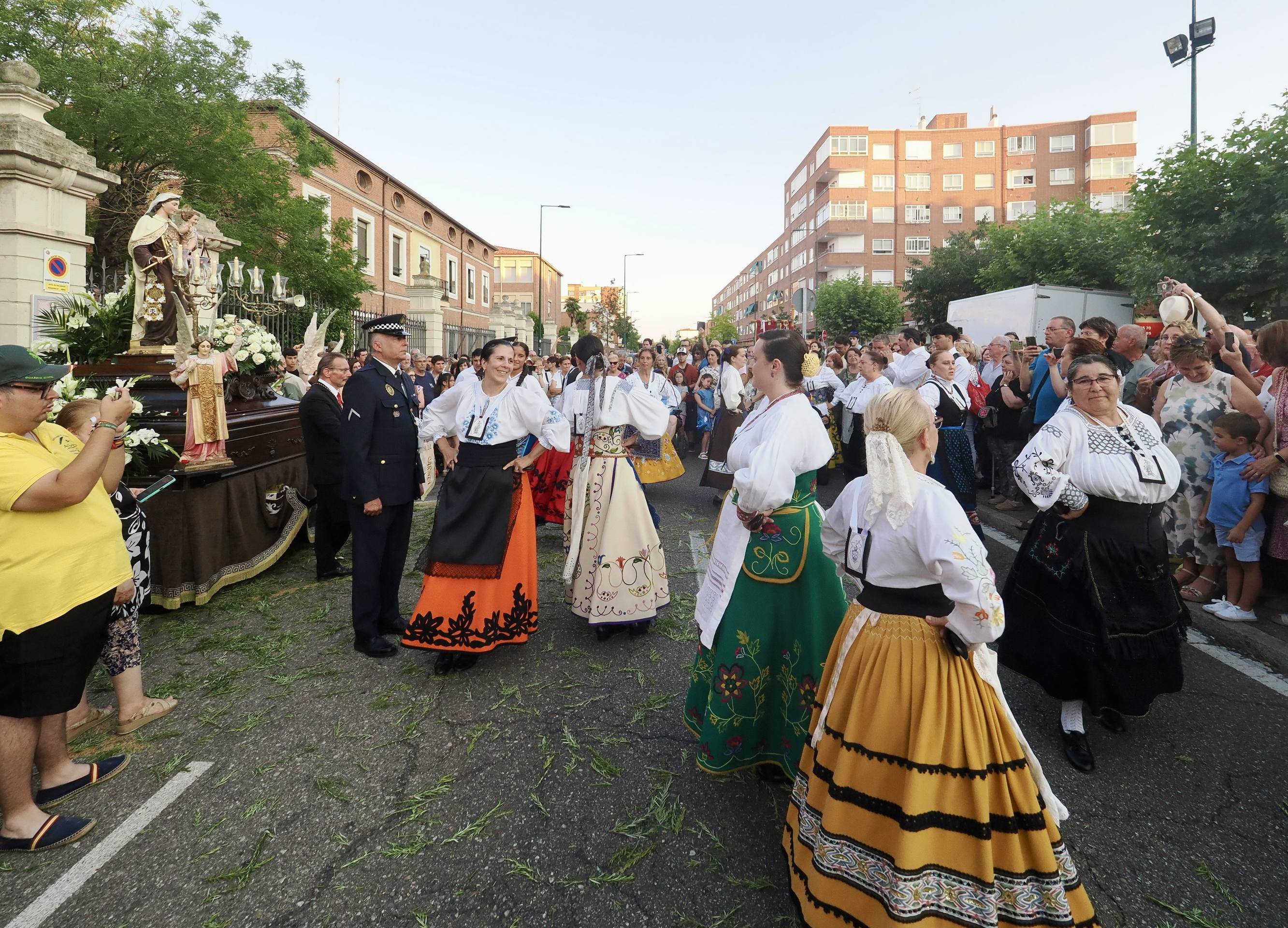 La Virgen del Carmen procesiona por las calles de Valladolid