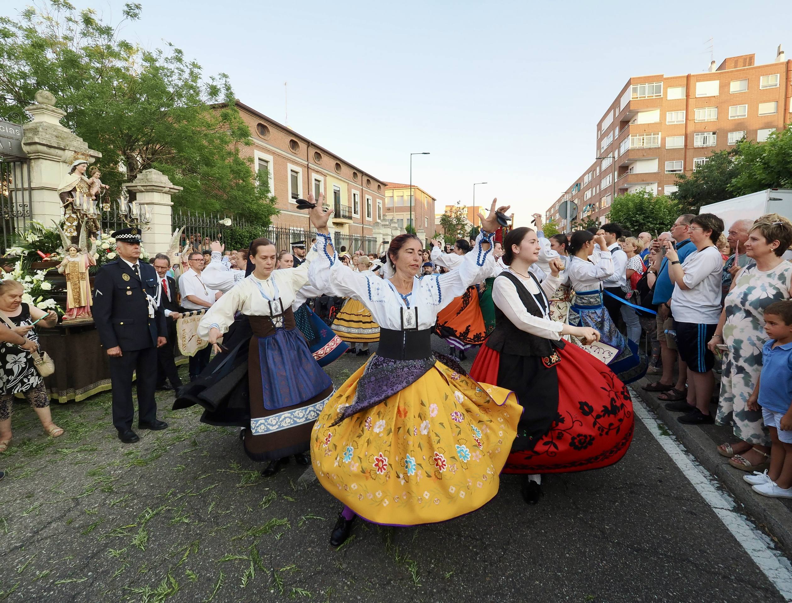 La Virgen del Carmen procesiona por las calles de Valladolid