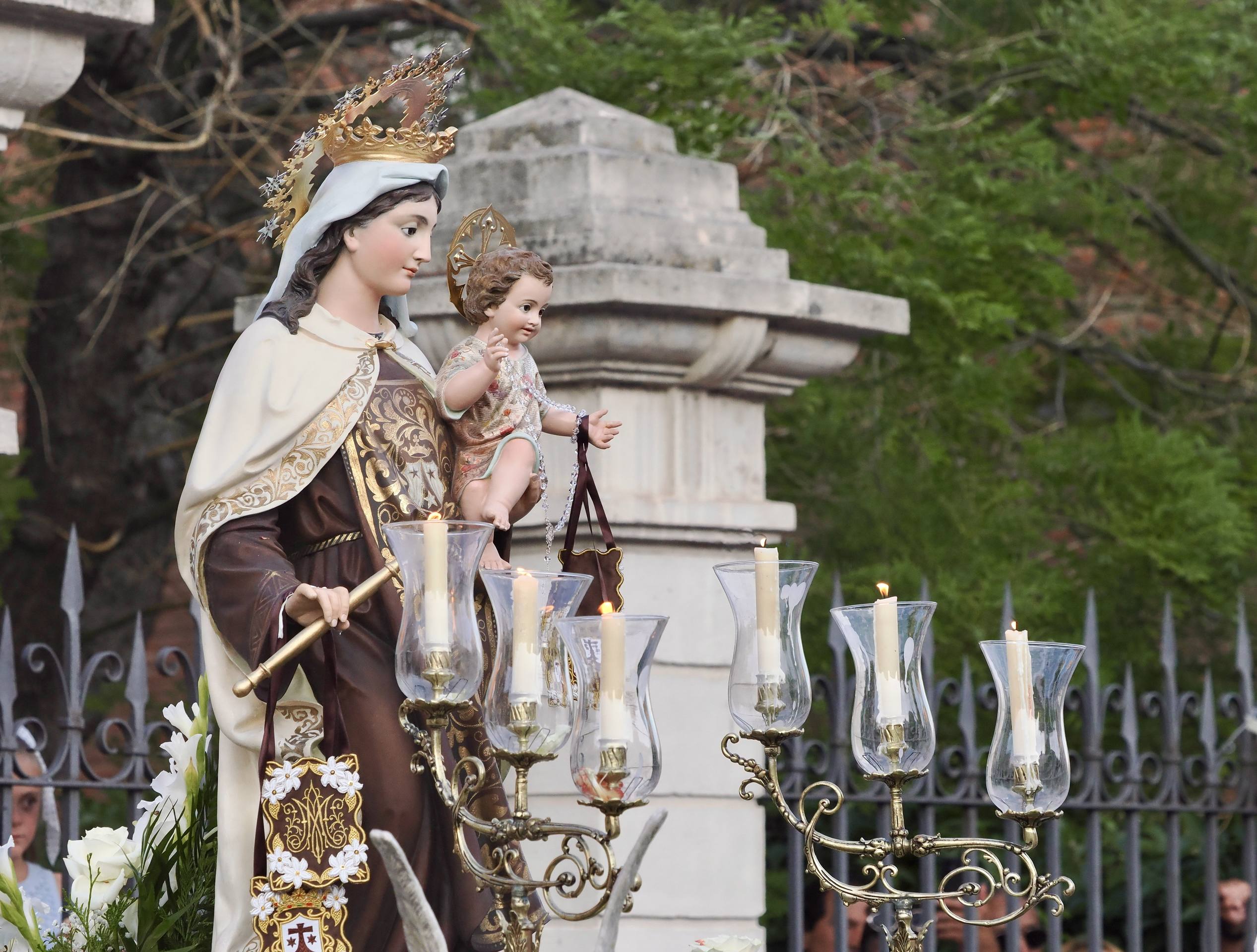 La Virgen del Carmen procesiona por las calles de Valladolid