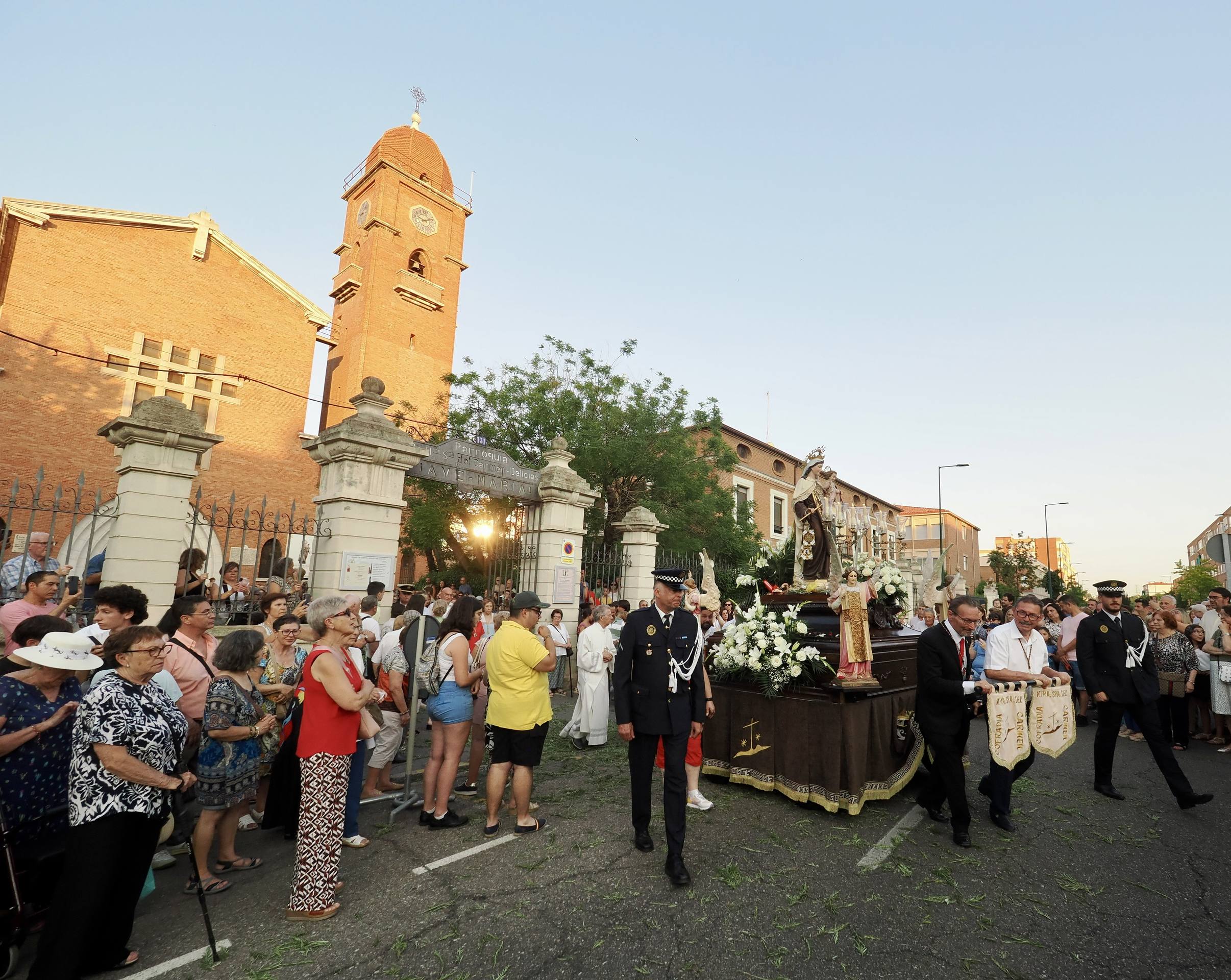 La Virgen del Carmen procesiona por las calles de Valladolid
