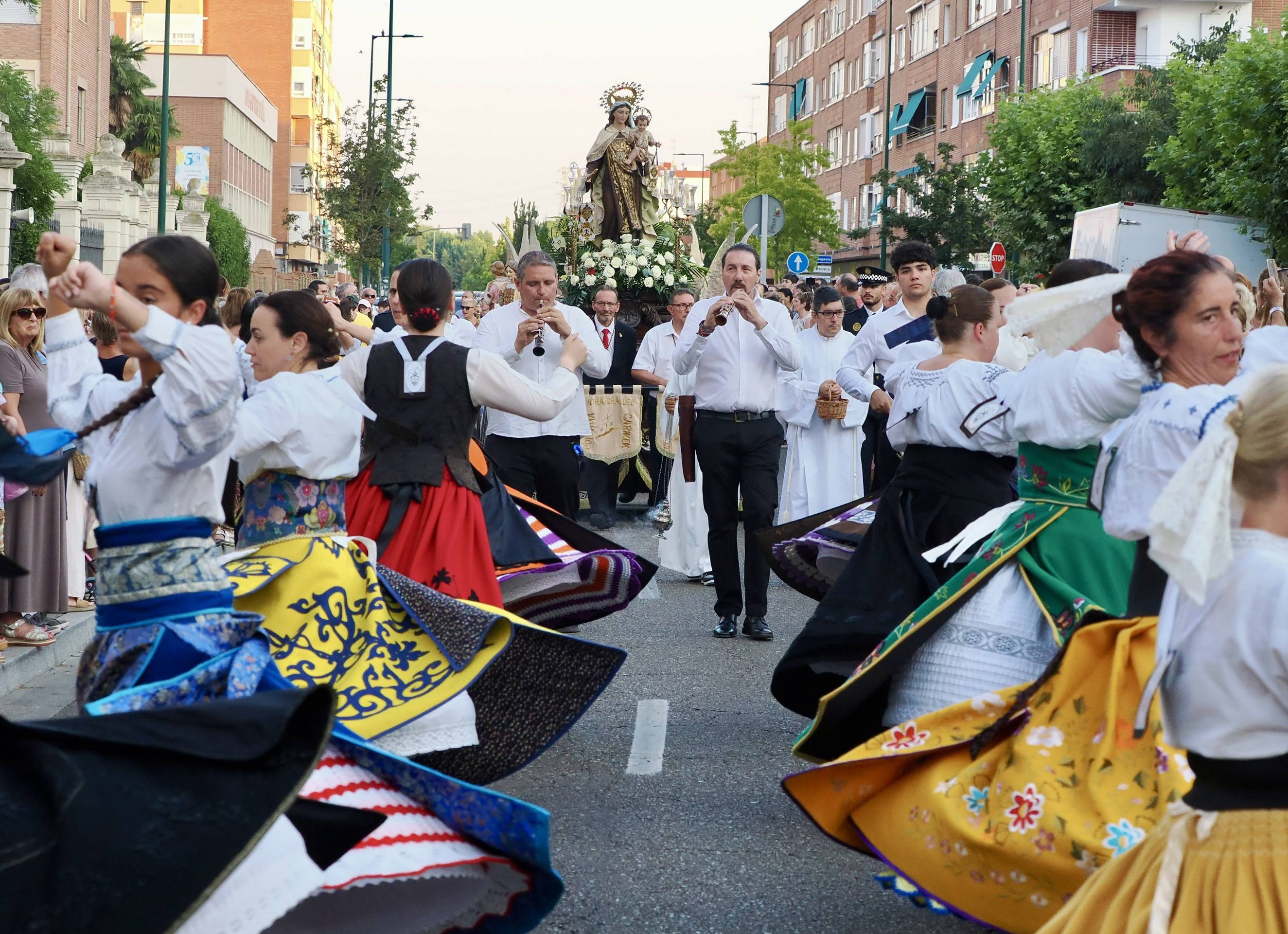 La Virgen del Carmen procesiona por las calles de Valladolid