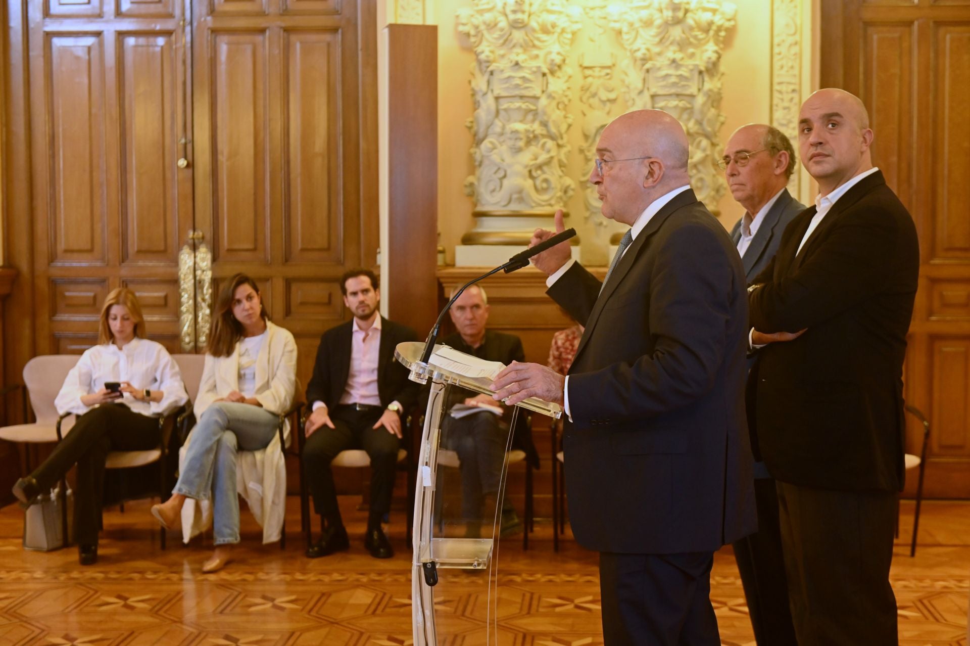 Jesús Julio Carnero presenta el primer informe de Eficia junto a los responsables de la empresa, el pasado 1 de octubre.