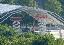 Montaje de la carpa para las casetas regionales en el nuevo recinto entre el estadio y el centro cultural Miguel Delibes.
