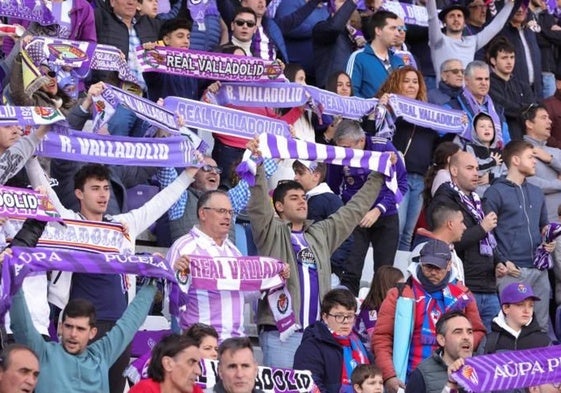 La afición del Real Valladolid, en Zorrila, en un partido ante el Eibar.