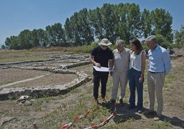 El director de los trabajos de excavación, Santiago Martínez, junto a autoridades en el yacimiento.