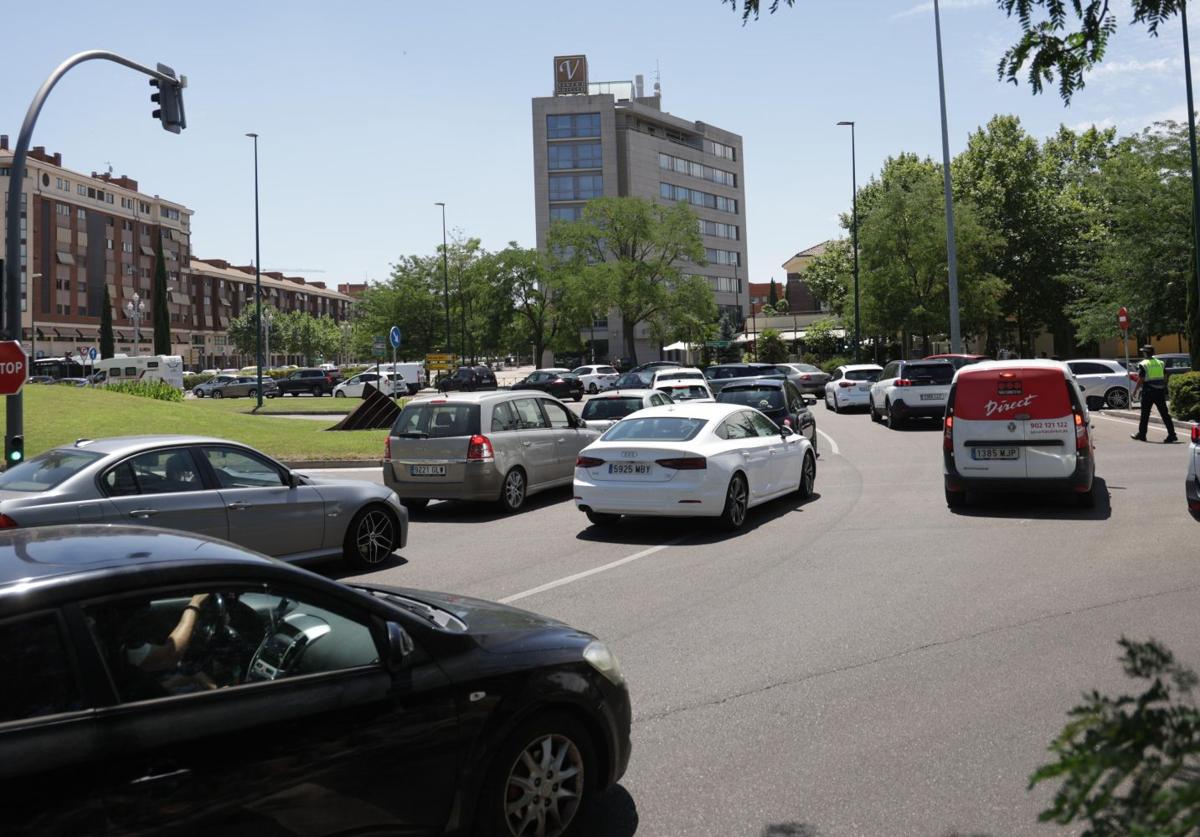 Retenciones en la avenida de Zamora en la glorieta de Vallsur.