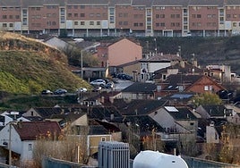 Parte del casco urbano de la localidad segoviana de Bernuy de Porreros, con construcciones más recientes al fondo y edificios más antiguos en la zona baja.