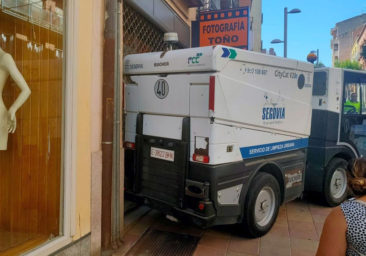Máquina de la limpieza que ha chocado contra el escaparate de un comercio.
