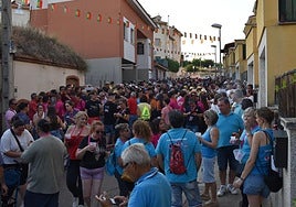 Las peñas durante el pasacalles y la degustación del Cigalito