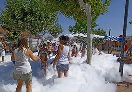 Fiesta de la espuma en las pasadas fiestas de Herrera de Duero.