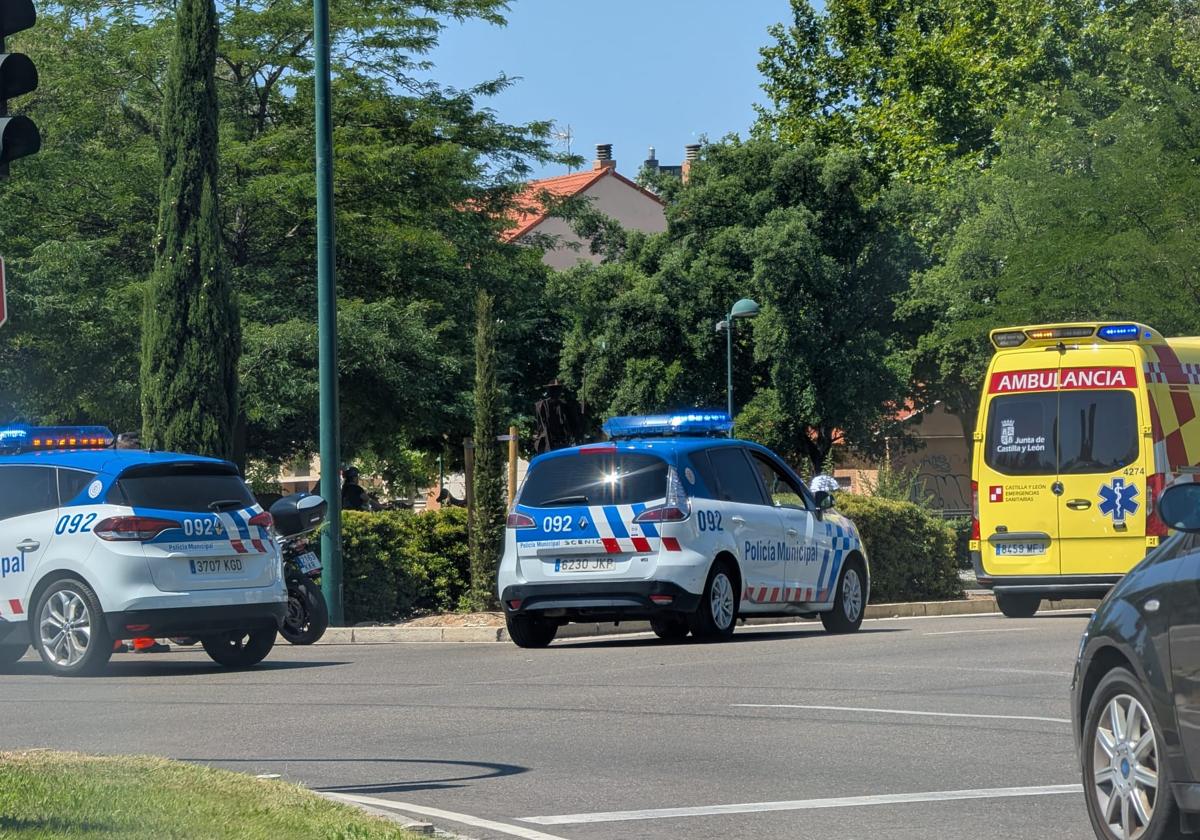 Coches de policía y una ambulancia en el lugar del accidente.