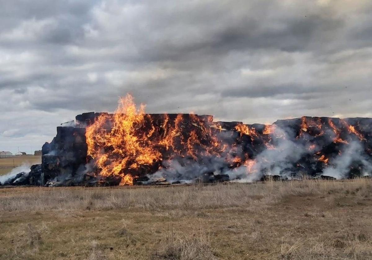 Pacas de paja ardiendo en uno de los incendios declarados en las últimas horas en Segovia.