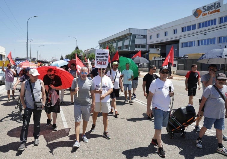 Salida de la manifestación de los trabajadores de Saeta Die Casting desde la calle Aluminio del polígono de San Cristóbal este jueves.