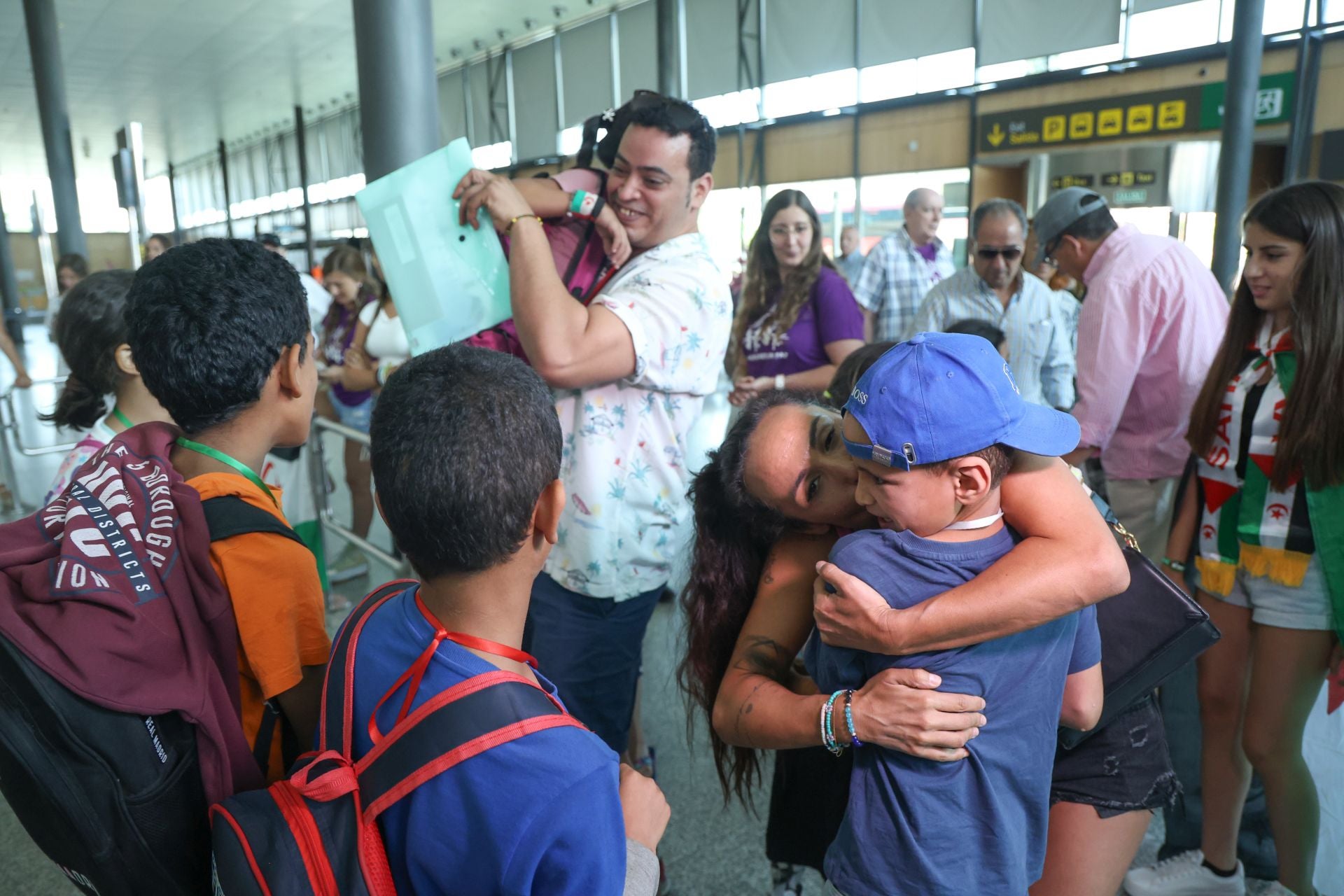Llegada de los niños saharauis al Aeropuerto de Villanubla.